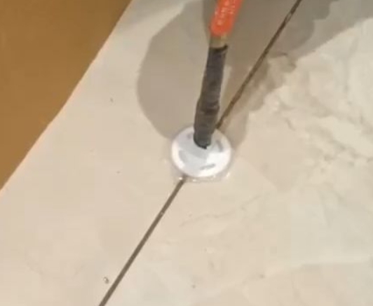 瓮安瓷砖空鼓维修公司专业解答瓷砖在铺贴过程中，如果没有涂抹均匀到位的粘结材料（如水泥砂浆或瓷砖胶），可能会导致以下问题